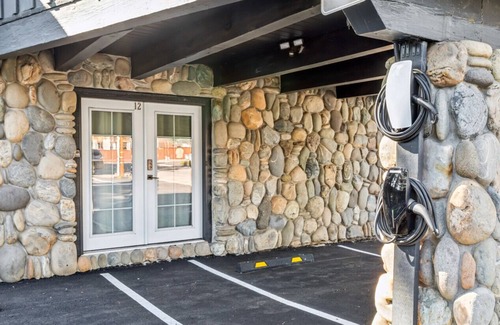 Lakeside Park Apartment | South Lake Chalet #4-New Boutique Suite-Minutes to Heavenly & Lake Tahoe