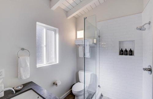 Lakeside Park Apartment | South Lake Chalet Boutique Suites - walk to Heavenly & Lake Tahoe