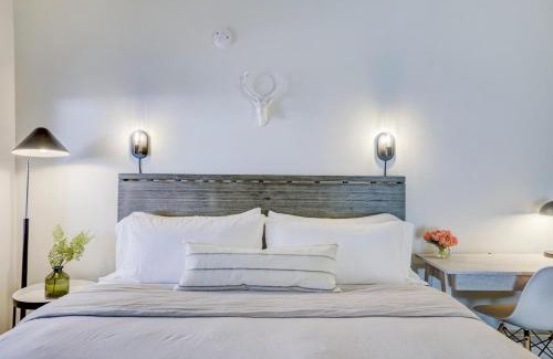 Lakeside Park Apartment | South Lake Chalet Boutique Suites - walk to Heavenly & Lake Tahoe