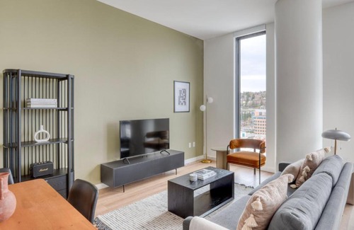 South Lake Union Apartment | South Lake Union 2br w gym roof nr restaurants SEA-554