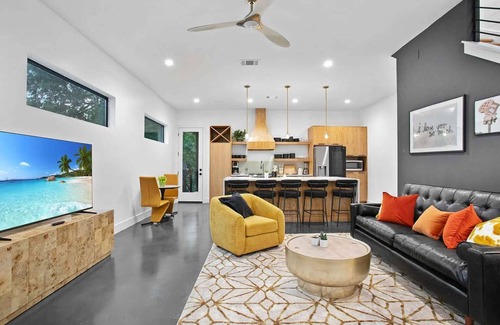 South Lamar Apartment | South Lamar Luxe Creekside Retreat w/Hot Tub
