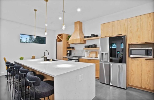 South Lamar Apartment | South Lamar Luxe Creekside Retreat w/Hot Tub