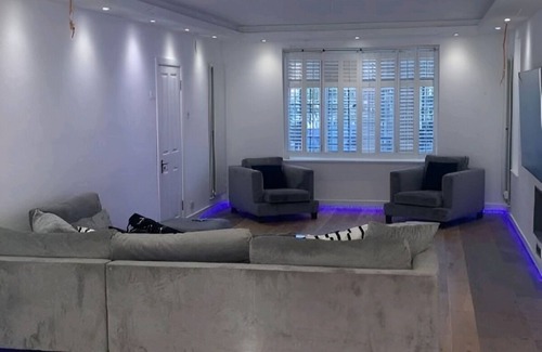 Thornton Apartment | South London Deluxe King Room T5