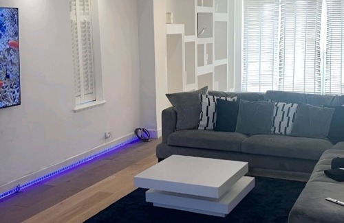 Thornton Apartment | South London Deluxe King Room T5