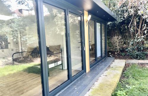 Carshalton South and Clockhouse Apartment | South London - Luxury Urban Cabin Retreat