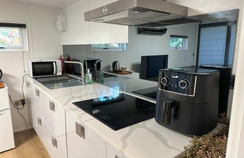 Carshalton South and Clockhouse Apartment | South London - Luxury Urban Cabin Retreat
