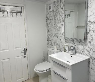 Carshalton South and Clockhouse Apartment | South London - Luxury Urban Cabin Retreat