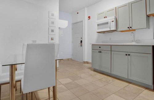 Flamingo/Lummus Apartment | South Miami 2BR Near Beach and Nightlife