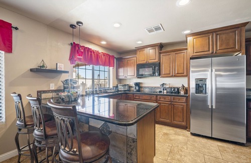 Desert Foothills Estates House | South Mountain Retreat - Free Heated Pool, Tesla outlet, RV Parking