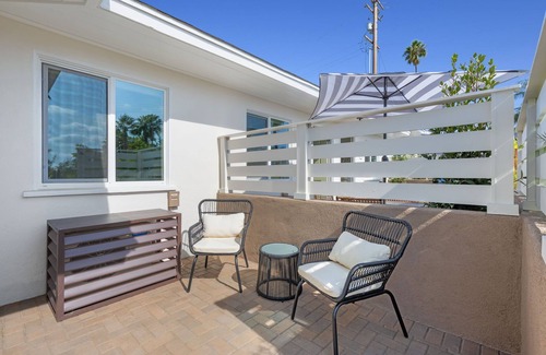South Oceanside House | South Oceanside Bungalow 2 - Deluxe Queen Studio + Patio