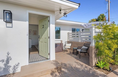 South Oceanside House | South Oceanside Bungalow 2 - Deluxe Queen Studio + Patio