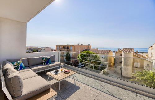 Carnon-Plage Apartment | SOUTH-OF-FRANCE Magnifique T5 avec CLIM, terrasse 30 m2 vue sur mer et barbecue, parking, 40m de la plage