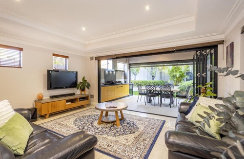 South Perth House | South Perth Garden House - Executive Escapes