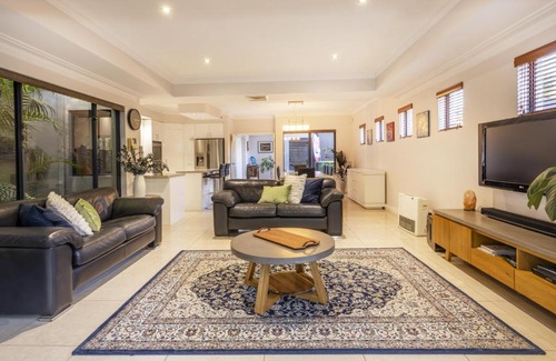 South Perth House | South Perth Garden House - Executive Escapes