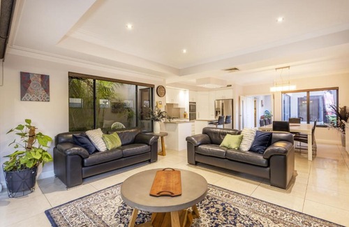 South Perth House | South Perth Garden House - Executive Escapes