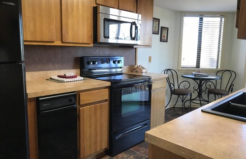 Lake Hamilton Condo | South Shore 2 Bedroom! Gameroom/Hottub room/Sauna! Mini-Golf! Lakeview Sleeps 8!