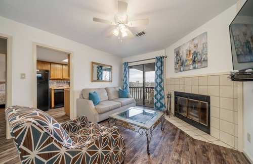 Lake Hamilton Condo | South Shore Updated 2 Bedroom! Gameroom/Hot tub/2 Pools, Mini-Golf? Sleeps 8!