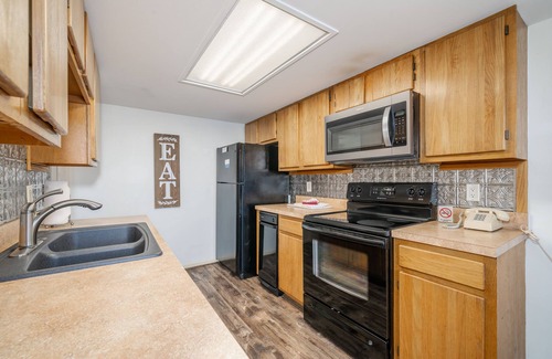 Lake Hamilton Condo | South Shore Updated 2 Bedroom! Gameroom/Hot tub/2 Pools, Mini-Golf? Sleeps 8!