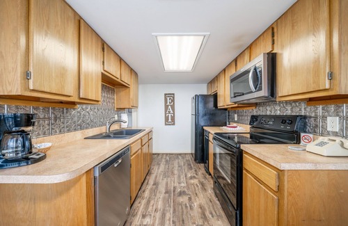 Lake Hamilton Condo | South Shore Updated 2 Bedroom! Gameroom/Hot tub/2 Pools, Mini-Golf? Sleeps 8!