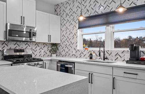 South Side Slopes House | South Side Slopes Townhome | 3BR |Free Str Parking | City Views