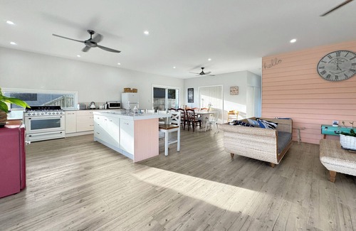 Gold Coast House | South Stradbroke Island Waters - family beach house 4 bedroom on the water *NEW*
