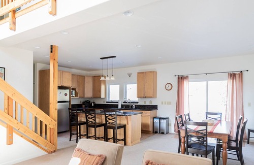 Mountain View Estates House | South Tahoe Vacation Home Retreat