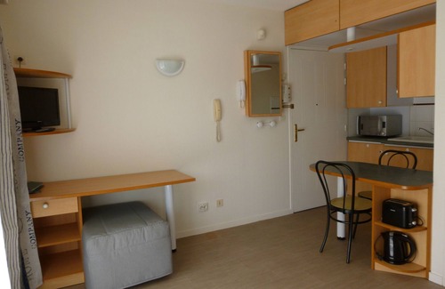 La Rochelle Apartment | South terrace apartment with pool view of the residence, parking, proximity to the sea