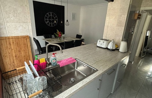 Ravensbury House | South West London (Mitcham) 3 bedroom Semi Detached House
