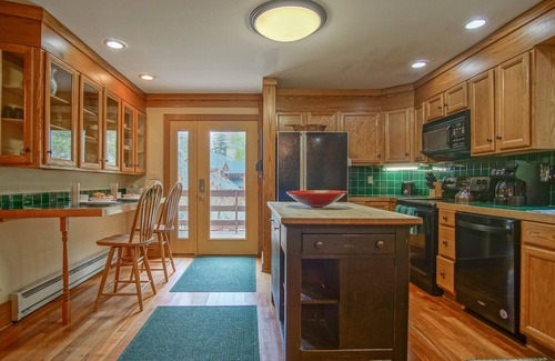 Snowshoe House | South Westridge Road 44 - Spectacular 4 Br Home Walk To Shay's Revenge