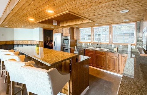 Clinton Villa | South Whidbey waterfront escape w/large patio & stunning views