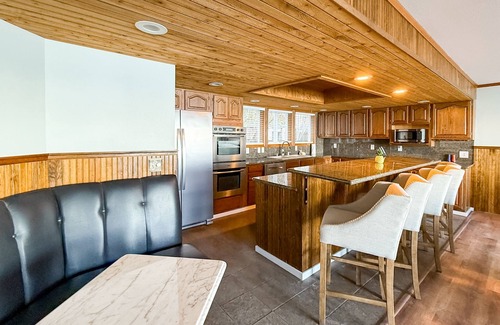 Clinton Villa | South Whidbey waterfront escape w/large patio & stunning views