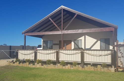 Bremer Bay House | "SOUTH WINDS" Large Modern family house close to shop, parks and river