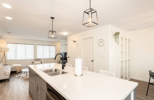 Fort Gary Condo | South Winnipeg Modern 3BR 2.5BATH+ Free Parking (214-325)