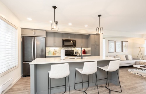 Fort Gary Condo | South Winnipeg Modern 3BR 2.5BATH+ Free Parking (214-325)