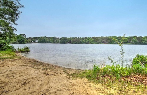 South Yarmouth House | South Yarmouth Cottage about Half Mi to Beaches!