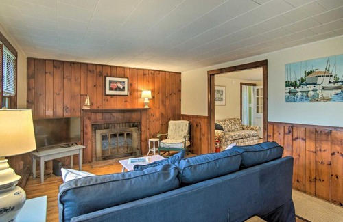 South Yarmouth House | South Yarmouth Cottage about Half Mi to Beaches!