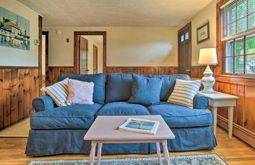 South Yarmouth House | South Yarmouth Cottage about Half Mi to Beaches!