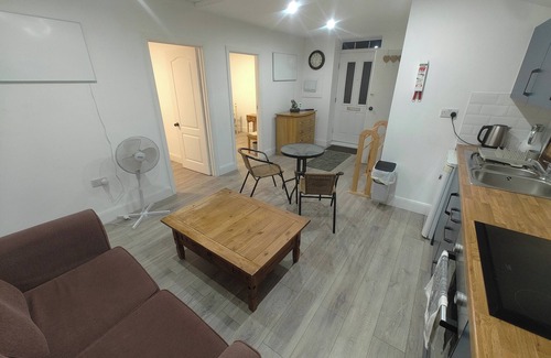 Southall Green Apartment | Southall - Sleeps 3 & Great Transport Links