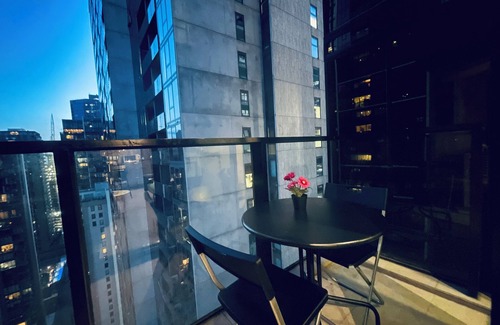 Southbank Apartment | Southbank Hidden Gem-Delux 2B with Parking/Balcony/Pool/Sauna/Gym walk to Crown