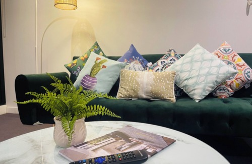 Southbank Apartment | Southbank Hidden Gem-Delux 2B with Parking/Balcony/Pool/Sauna/Gym walk to Crown