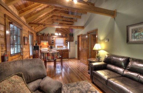 Sevierville Cabin | Southern Charm -Charming & Clean Log Cabin!