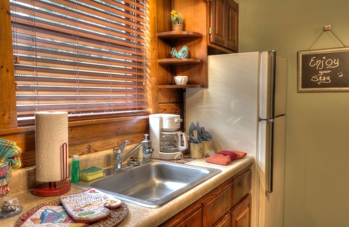 Sevierville Cabin | Southern Charm -Charming & Clean Log Cabin!