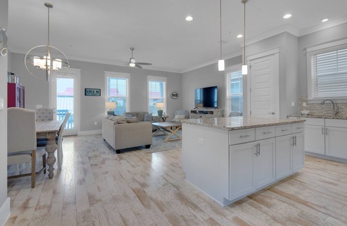 Navarre Beach House | “Southern Charm” Stunning Beach Home! Pool, Kayak/Paddleboard,Bikes