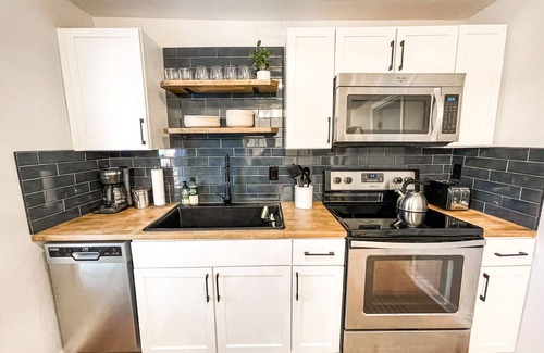 North Charleston House | ♥Southern Charm♥ walkable/outdoor space/new reno