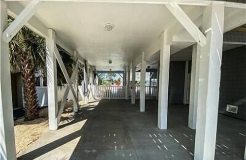 Ocean Isle Beach House | "Southern Comfort" Private Pool, Tiki Bar, Elevator, Pool Table, Crow's Nest