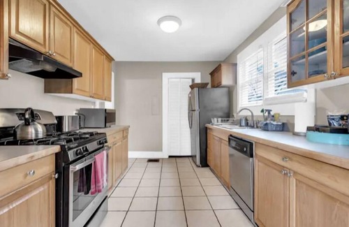 Jefferson Park House | Southern Comfort Bungalow 15 Mins to Downtown+ Parking