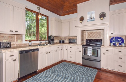 Pleasure Point House | Southern Comfort by Big Fish Real Estate Group at Lake Martin, sleeps 10!