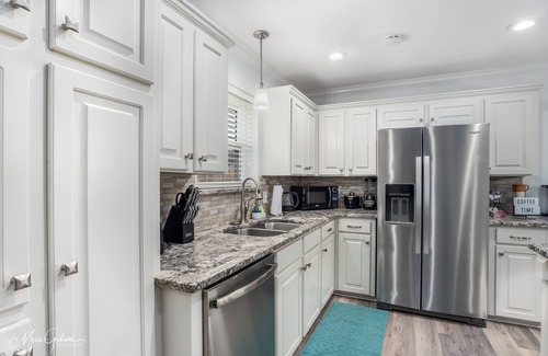 Springlake House | Southern Comfort Retreat: King Bed, Near LSUS & Barksdale AFB, Fast wifi.