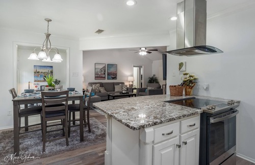 Springlake House | Southern Comfort Retreat: King Bed, Near LSUS & Barksdale AFB, Fast wifi.