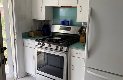Laurel House | Southern cottage close to downtown with shopping and restaurants